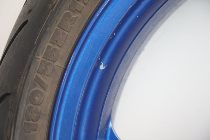photo de HINTERRADFELGE UND REIFEN KAWASAKI ZX-6R ZX6R 600 (2000 - 2002) - Fokus auf die Struktur