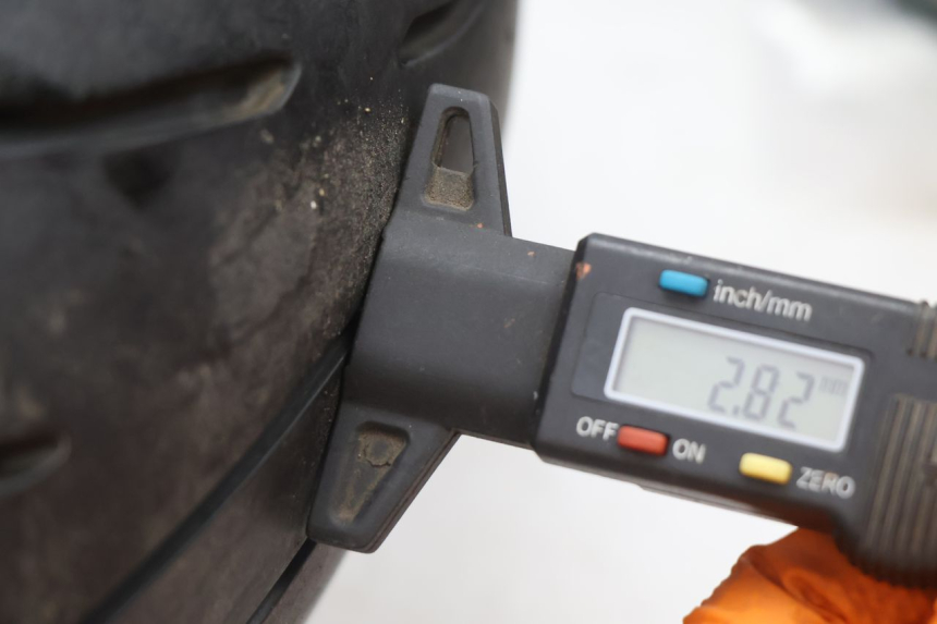 photo de HINTERRADFELGE UND REIFEN KAWASAKI ZX-6R ZX6R 600 (2000 - 2002) - Details der Befestigungspunkte