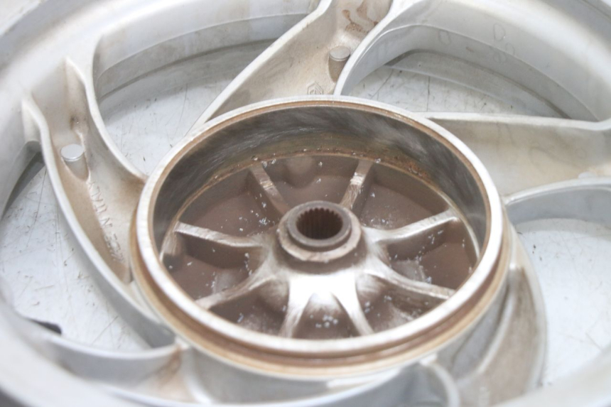 photo de HINTEN FELGE PIAGGIO FLY 125 (2005 - 2012) - Details der Befestigungspunkte