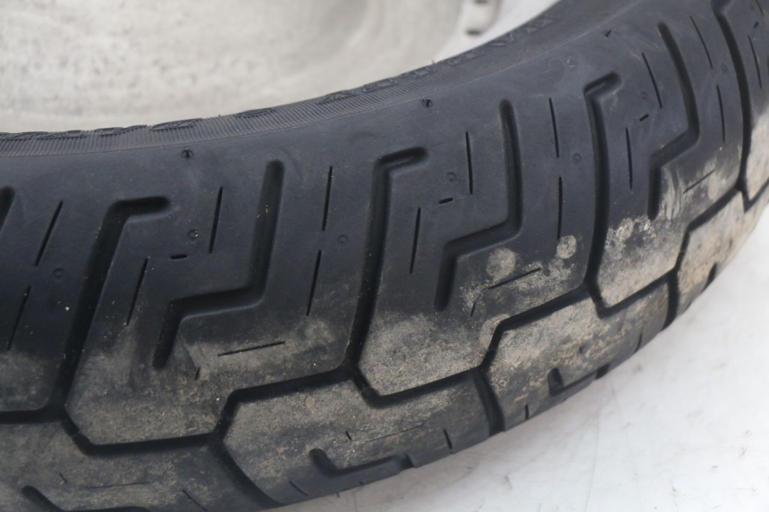 photo de HINTERRADFELGE HARLEY DAVIDSON SPORTSTER XL CUSTOM 883 (1999 - 2006) - Fokus auf die Struktur