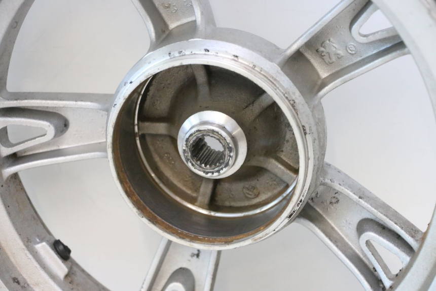 photo de HINTERRAD PEUGEOT KISBEE 2T 50 (2010 - 2017) - Technische Nahaufnahme