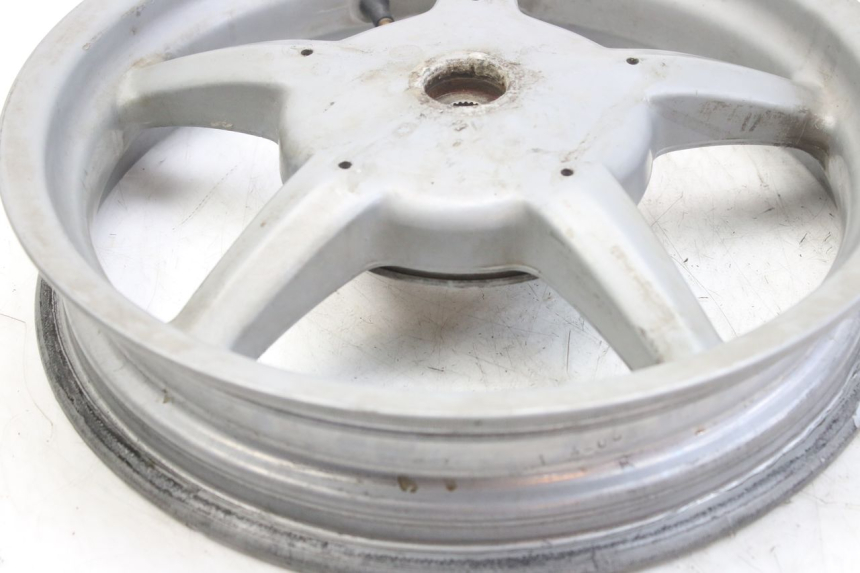 photo de HINTEN FELGE PIAGGIO LIBERTY 4T 50 (2004 - 2008) - Details der Befestigungspunkte