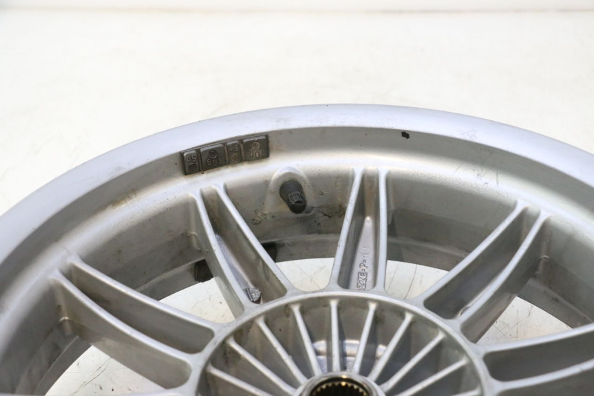 photo de HINTERRADFELGE PIAGGIO MP3 LT 300 (2010 - 2016) - Details der Befestigungspunkte