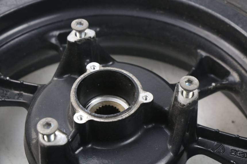 photo de HINTERRADFELGE MBK MW TRYPTIK 125 (2017 - 2022) - Details der Befestigungspunkte