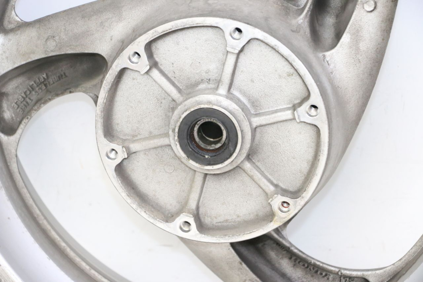 photo de HINTERRADFELGE HONDA NTV DEAUVILLE 650 (2001 - 2006) - Fokus auf die Struktur