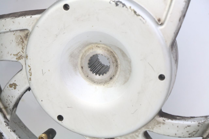 photo de HINTEN FELGE KYMCO SENTO 100 (2008 - 2013) - Details der Befestigungspunkte