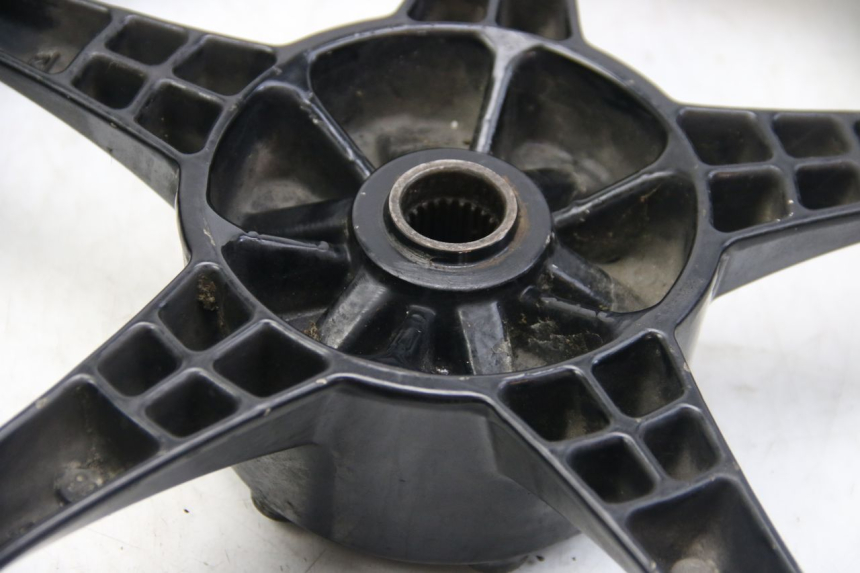 photo de HINTERRAD SUZUKI SIXTEEN 125 (2008 - 2010) - Fokus auf die Struktur