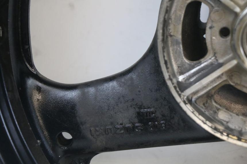 photo de HINTERRADFELGE SUZUKI GS F 500 (2004 - 2007) - Details der Befestigungspunkte