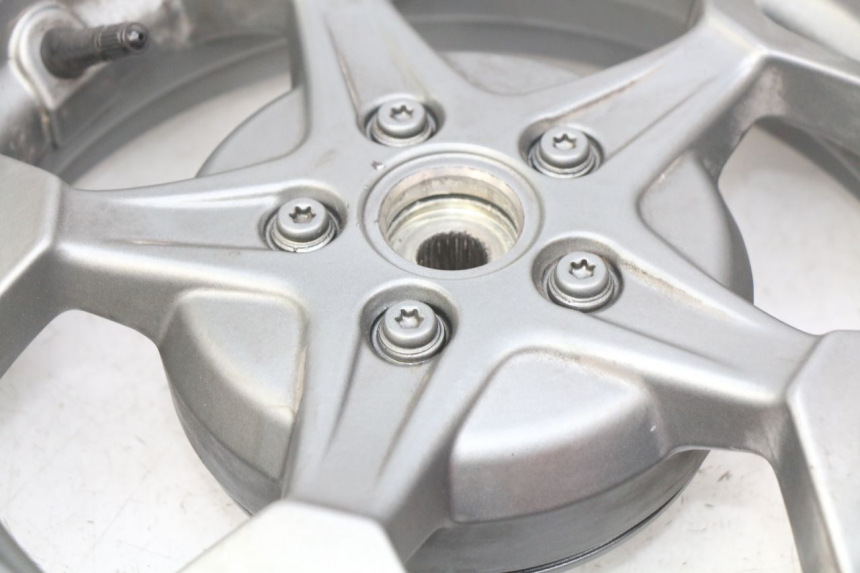 photo de HINTENES FELGE APRILIA SXR 50 (2021 - 2023) - Details der Befestigungspunkte