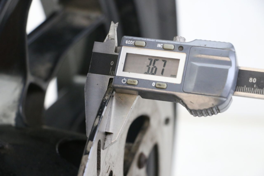 photo de VORDERRADFELGE APRILIA SR MOTARD 50 (2012 - 2018) - Technische Nahaufnahme