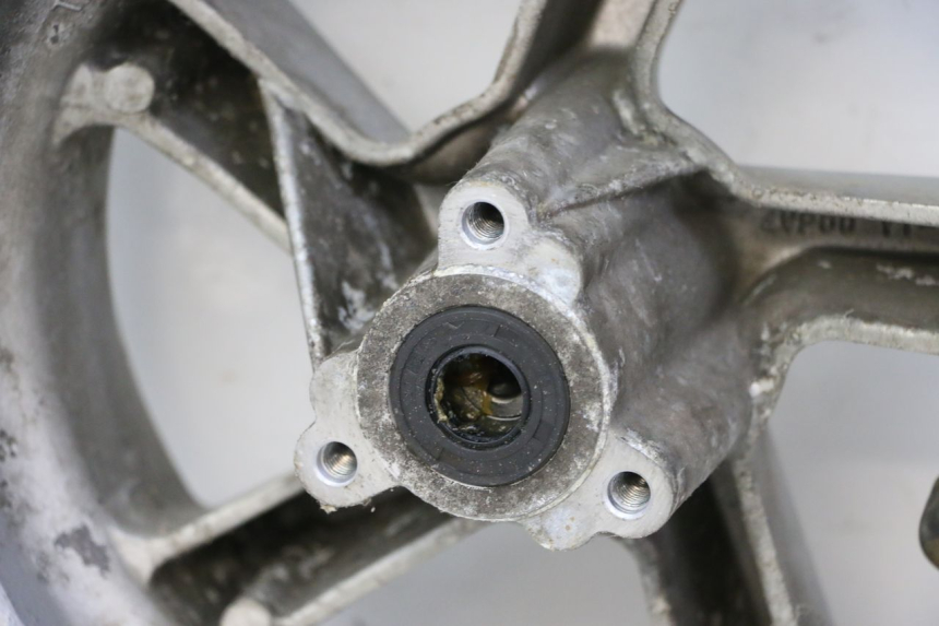 photo de VORDERRADFELGE YAMAHA BW'S 100 (1999 - 2002) - Details der Befestigungspunkte