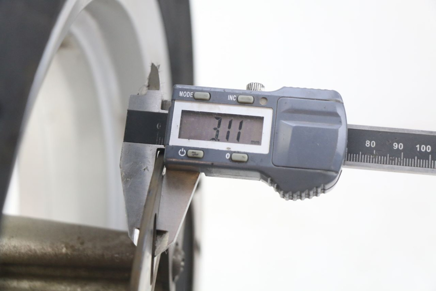 photo de VORDERRADFELGE PEUGEOT E-VIVACITY 1 (2012 - 2018) - Zoom auf Gebrauchszustand