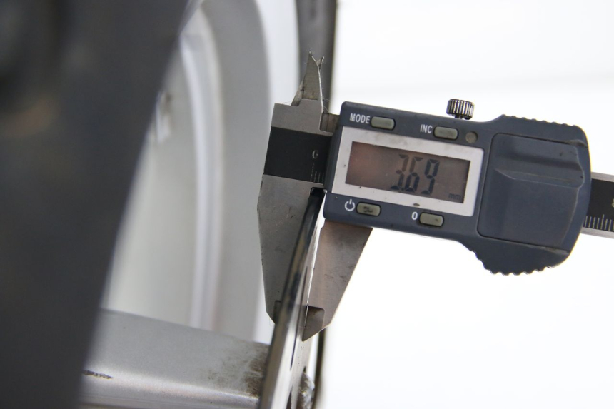 photo de VORDERRADFELGE PEUGEOT E-VIVACITY 1 (2012 - 2018) - Fokus auf die Struktur