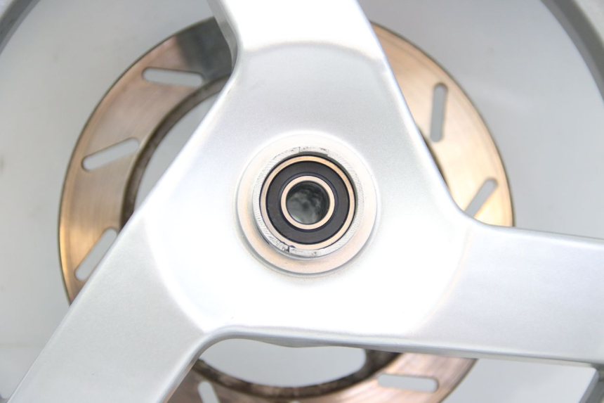 photo de VORDERRADFELGE PEUGEOT E-VIVACITY 1 (2012 - 2018) - Details der Befestigungspunkte