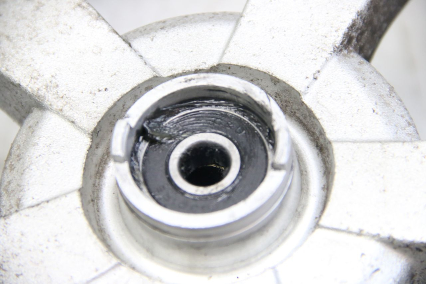 photo de VORDERRADFELGE PEUGEOT KISBEE 2T 50 (2010 - 2017) - Details der Befestigungspunkte