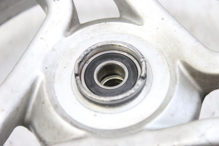 photo de VORDERRADFELGE PEUGEOT LUDIX 50 (2008 - 2017) - Details der Befestigungspunkte