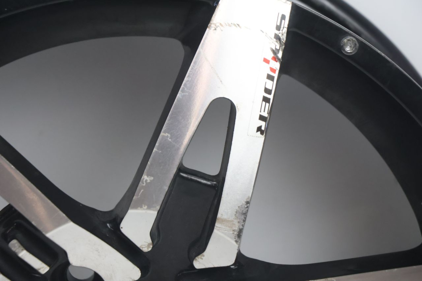photo de VORDERRADFELGE CAN-AM SPYDER RS 1000 (2008 - 2012) - Technische Nahaufnahme
