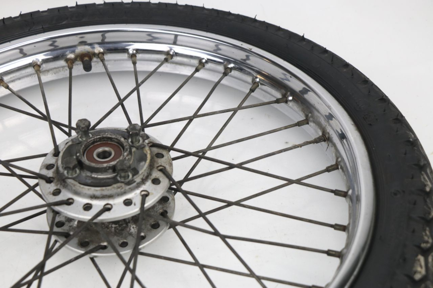 photo de VORDERRADFELGE SUZUKI GN 125 (1997 - 2000) - Technische Nahaufnahme