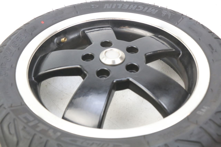 photo de VORDERRADFELGE PIAGGIO VESPA GTS IGET ABS 125 (2017 - 2023) - Details der Befestigungspunkte