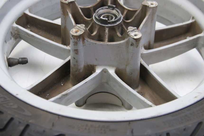 photo de VORDERRADFELGE PIAGGIO X8 125 (2004 - 2007) - Details der Befestigungspunkte