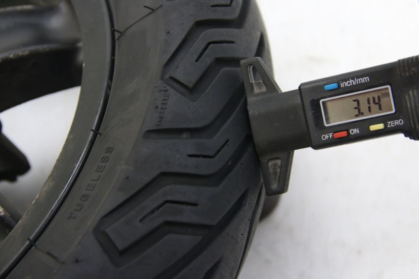 photo de VORDERRADFELGE PIAGGIO ZIP 2T 50 (2009 - 2019) - Zoom auf Gebrauchszustand