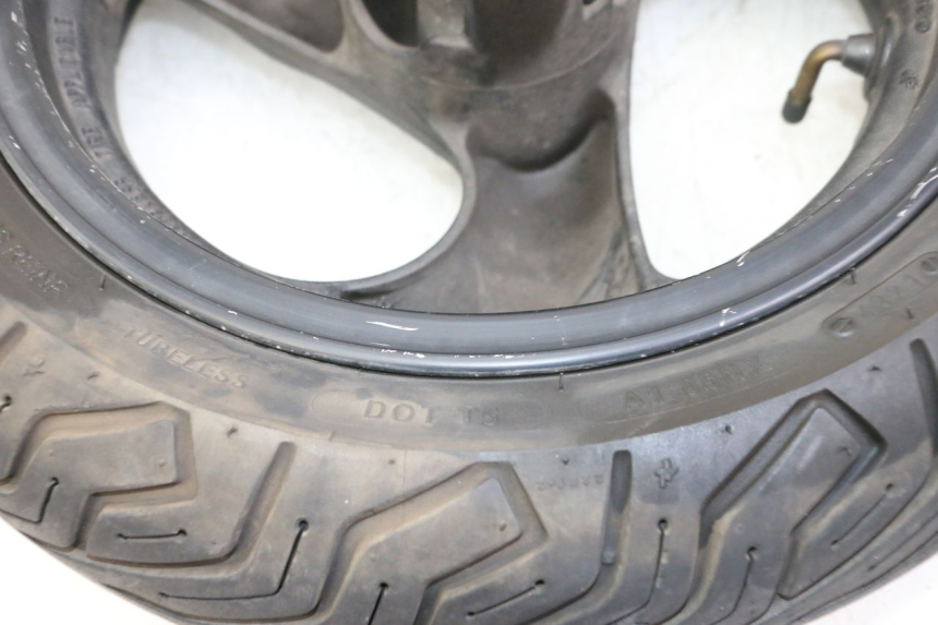 photo de VORDERRADFELGE UND REIFEN KYMCO AGILITY 4T 50 (2005 - 2018) - Zoom auf Gebrauchszustand