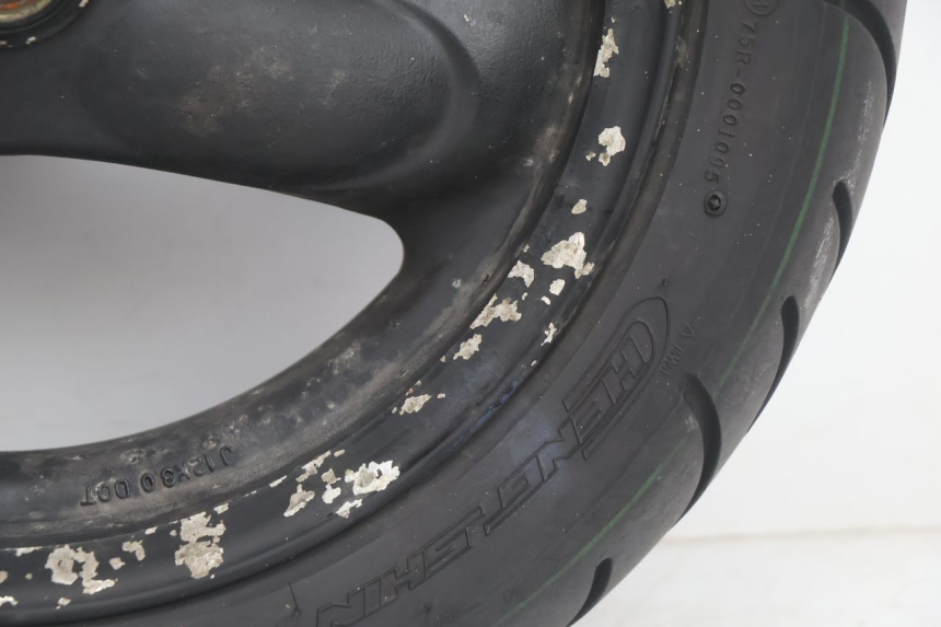 photo de VORDERRADFELGE UND REIFEN KYMCO AGILITY 4T 50 (2005 - 2018) - Details der Befestigungspunkte