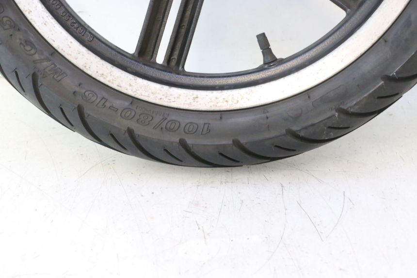 photo de VORDERRADFELGE UND REIFEN KYMCO AGILITY CITY 16P 125 (2015 - 2024) - Details der Befestigungspunkte