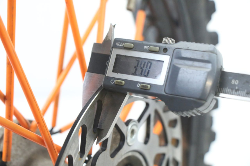 photo de VORDERRADFELGE UND REIFEN APOLLO RFZ 125 - Detailansicht des Bauteils