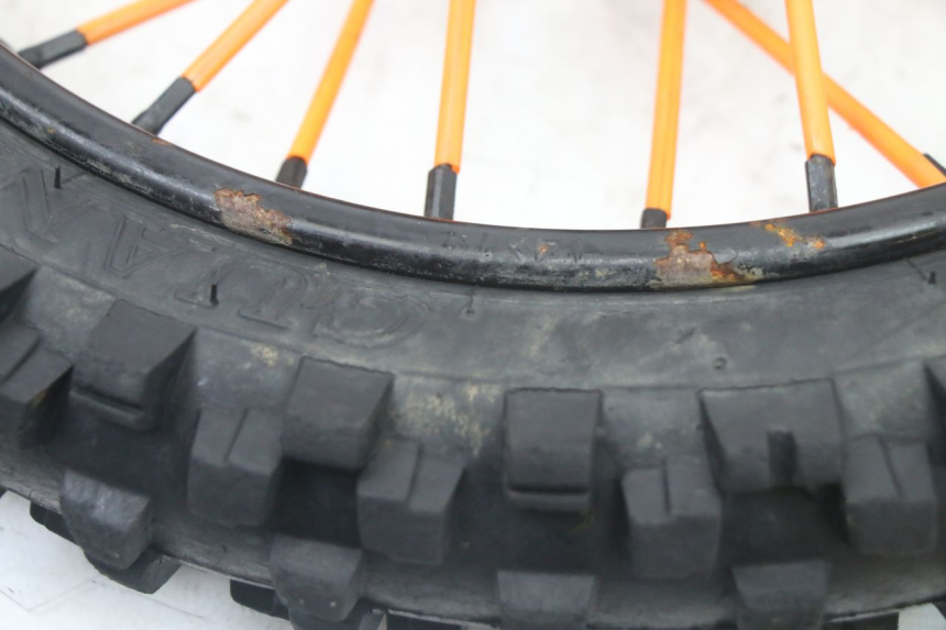 photo de VORDERRADFELGE UND REIFEN APOLLO RFZ 125 - Technische Nahaufnahme