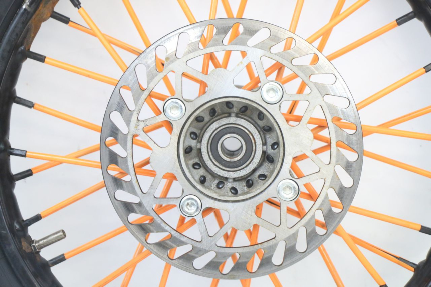 photo de VORDERRADFELGE UND REIFEN APOLLO RFZ 125 - Oberflächenzustand und Material