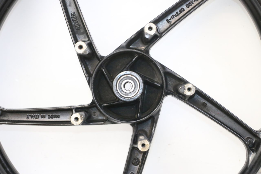 photo de VORDERRADFELGE UND REIFEN APRILIA RS 50 (1999 - 2005) - Fokus auf die Struktur