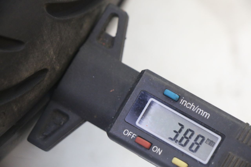 photo de VORDERRADFELGE UND REIFEN SUZUKI BURGMAN 125 (2007 - 2014) - Fokus auf die Struktur