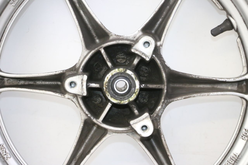 photo de VORDERRADFELGE UND REIFEN SUZUKI BURGMAN 125 (2007 - 2014) - Fokus auf die Struktur