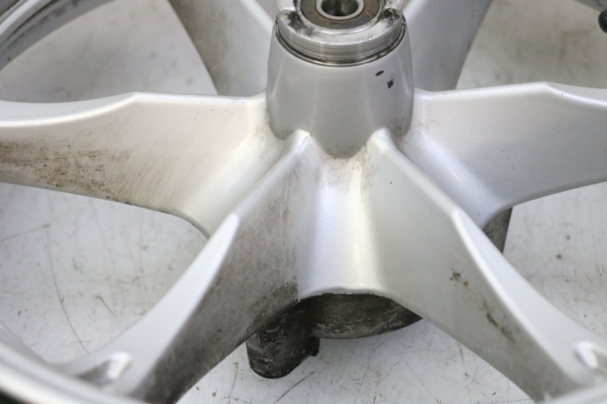 photo de VORDERRADFELGE UND REIFEN SUZUKI BURGMAN 125 (2007 - 2014) - Zoom auf Gebrauchszustand