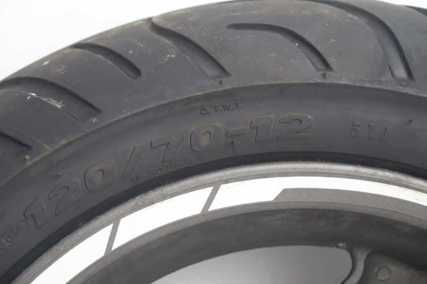 photo de VORDERRADFELGE UND REIFEN TGB CITY RS 50 (2011 - 2016) - Fokus auf die Struktur