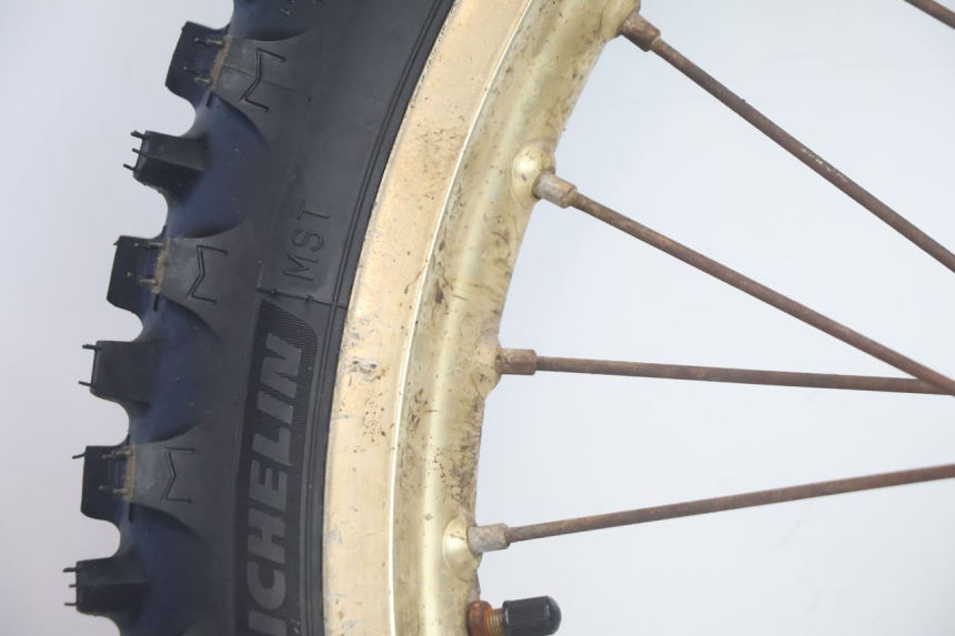 photo de VORDERRADFELGE UND REIFEN SUZUKI DR S 600 (1985 - 1989) - Technische Nahaufnahme