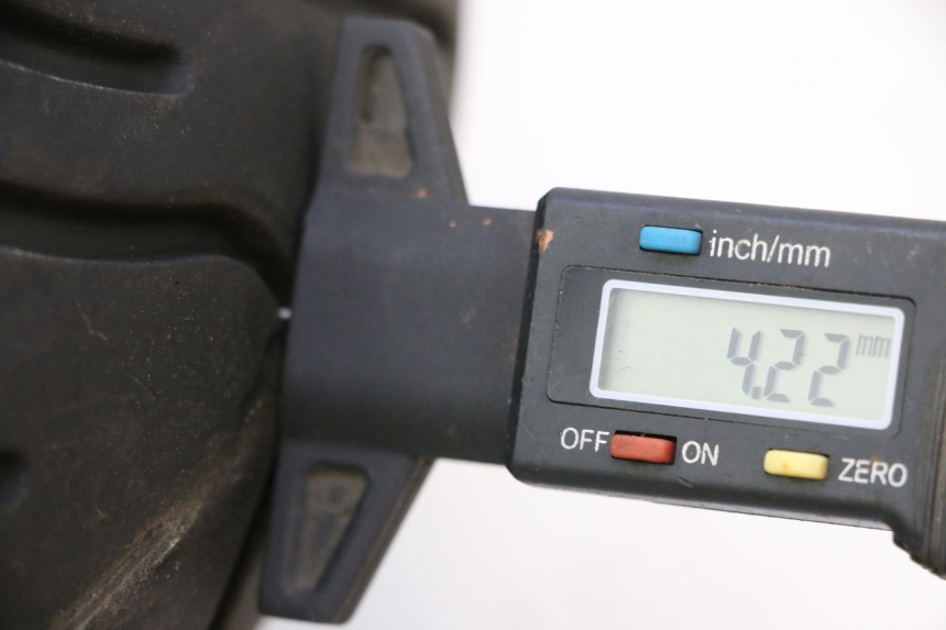 photo de VORDERRADFELGE UND REIFEN KEEWAY F-ACT NAKED 50 (2009 - 2014) - Zoom auf Gebrauchszustand