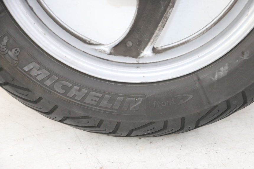 photo de VORDERRADFELGE UND REIFEN HONDA FES S-WING SWING ABS 125 (2007 - 2015) - Hochauflösende Nahaufnahme