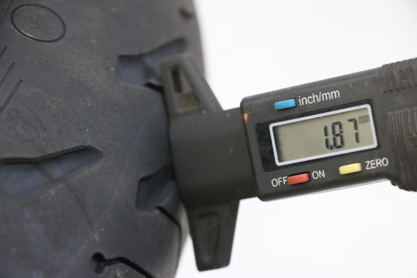 photo de VORDERRADFELGE UND REIFEN YAMAHA FJR ABS 1300 (2006 - 2012) - Detailansicht des Bauteils