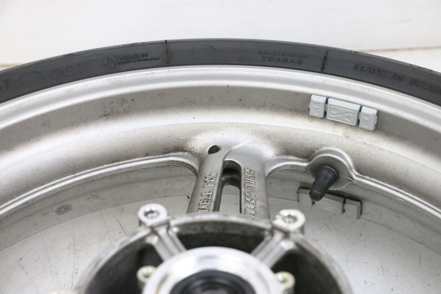 photo de VORDERRADFELGE UND REIFEN YAMAHA FJR ABS 1300 (2006 - 2012) - Details der Befestigungspunkte