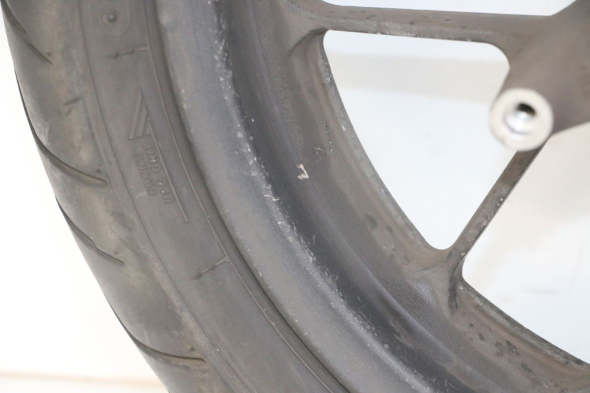 photo de VORDERRADFELGE UND REIFEN HONDA FORZA ABS 300 (2013 - 2017) - Hochauflösende Nahaufnahme