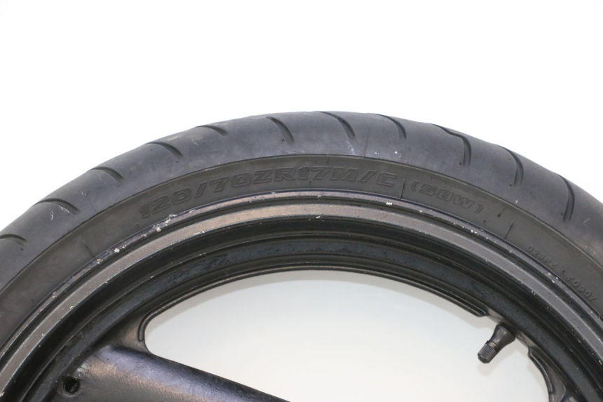 photo de VORDERRADFELGE UND REIFEN YAMAHA FZS FAZER 600 (2001 - 2003) - Hochauflösende Nahaufnahme