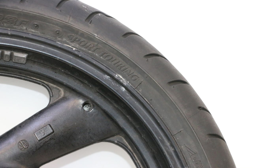 photo de VORDERRADFELGE UND REIFEN YAMAHA FZS FAZER 600 (2001 - 2003) - Fokus auf die Struktur