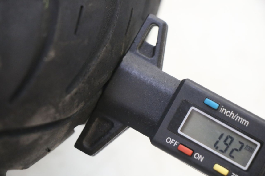 photo de VORDERRAD UND REIFEN PEUGEOT KISBEE 2T 50 (2010 - 2017) - Hochauflösende Nahaufnahme