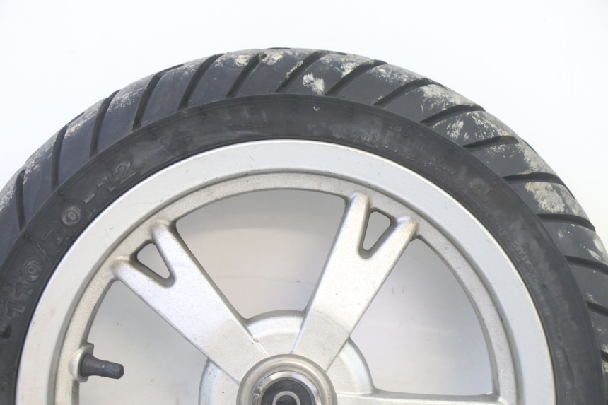 photo de VORDERRADFELGE UND REIFEN PEUGEOT KISBEE 4T 50 (2018 - 2022) - Detailansicht des Bauteils