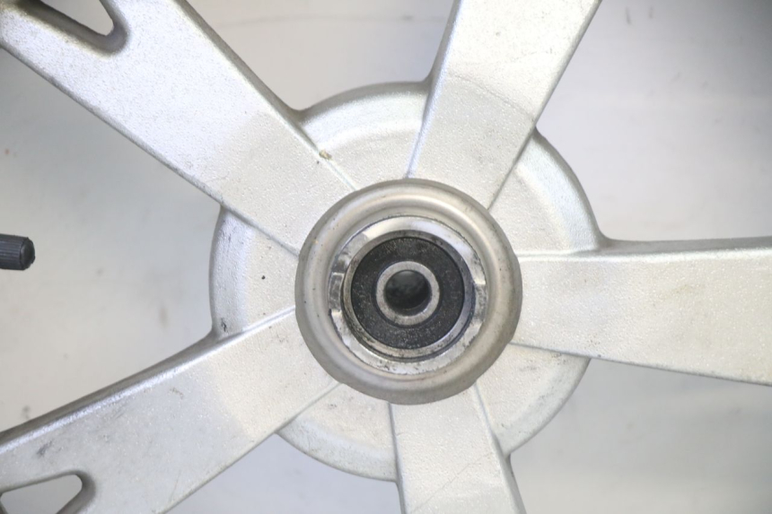 photo de VORDERRADFELGE UND REIFEN PEUGEOT KISBEE 4T 50 (2018 - 2022) - Alternative Perspektive