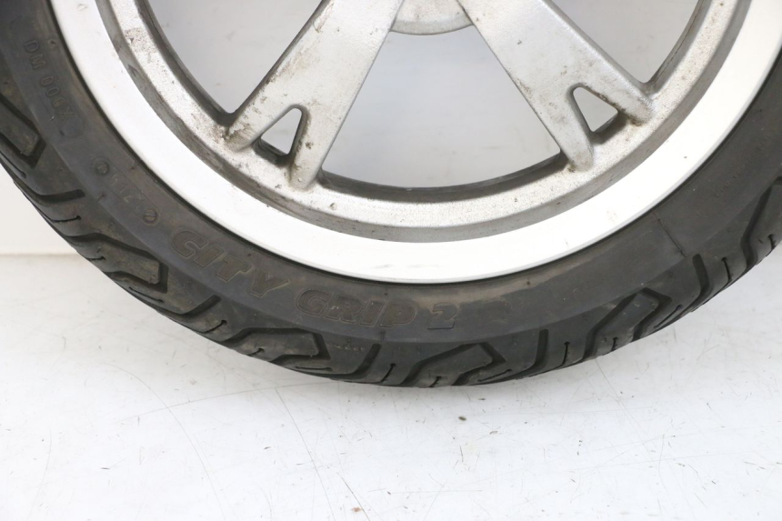 photo de VORDERRADFELGE UND REIFEN PEUGEOT KISBEE 4T 50 (2010 - 2017) - Hochauflösende Nahaufnahme