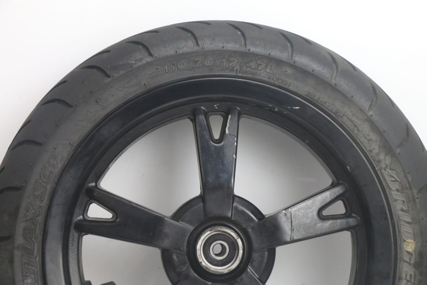 photo de VORDERRADFELGE UND REIFEN PEUGEOT KISBEE 4T 50 (2018 - 2022) - Detailansicht des Bauteils