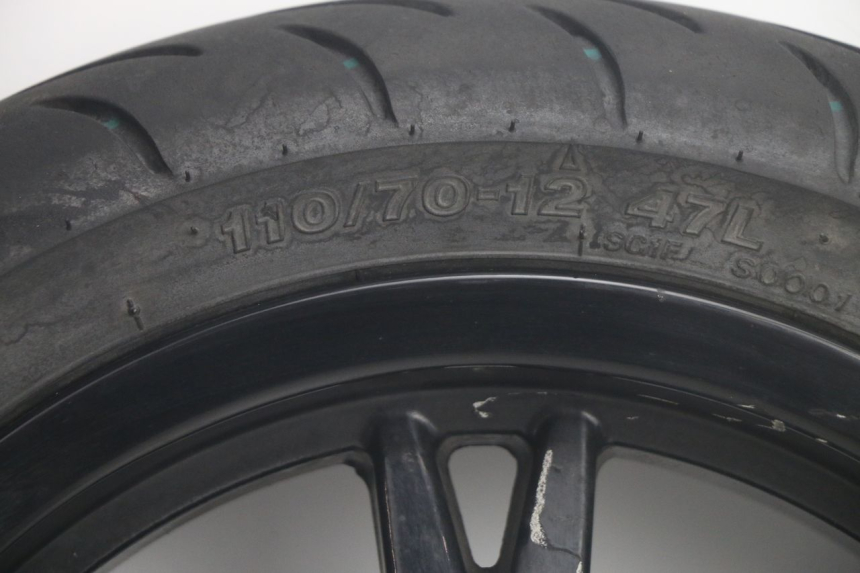 photo de VORDERRADFELGE UND REIFEN PEUGEOT KISBEE 4T 50 (2018 - 2022) - Hochauflösende Nahaufnahme